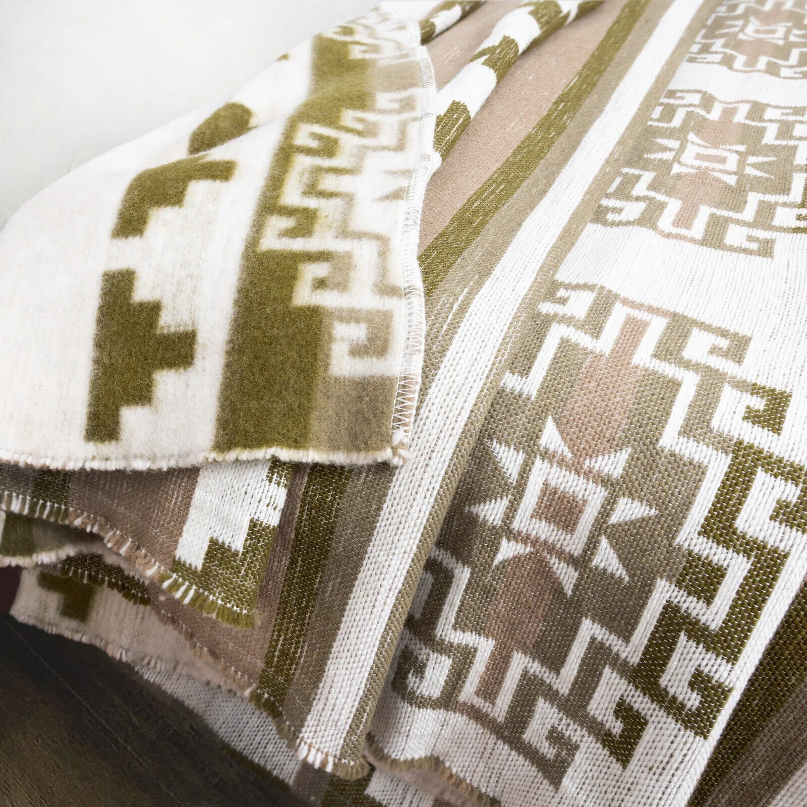 Dayuma - Heavy and Thick Extra Large Llama wool artisanal handwoven Blanket - Cream/Sage - Aztec Pattern